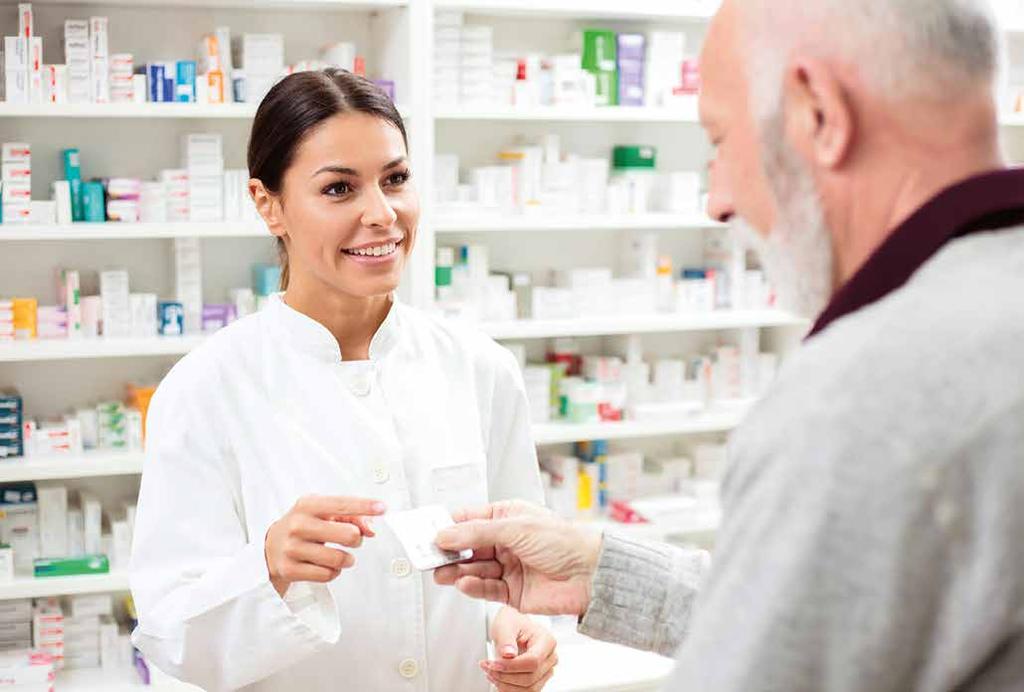 farmacéutica y paciente en farmacia